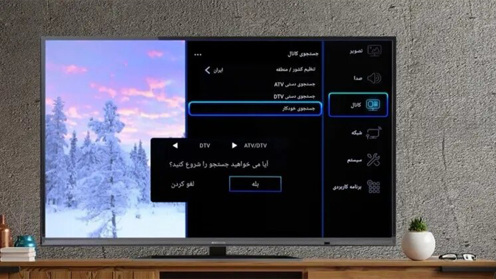 صفحه نمایش تلویزیونی روی میز چوبی برای تنظیمات کانال ها با منوی فارسی