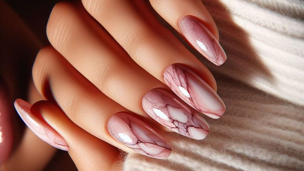 طراحی ناخن با لاک ژل کالباسی با مدل سنگ مرمری