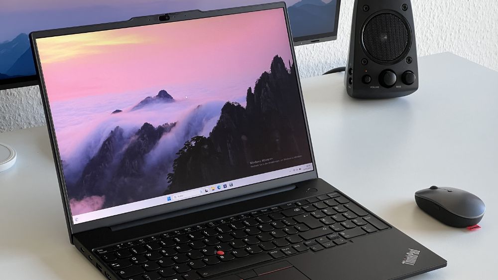 لپ تاپ لنوو thinkpad e16 g1 روی یک میز سفید