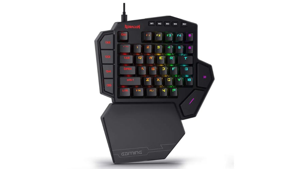 کی پد گیمینگ ردراگون DITI K585 با نورپردازی RGB با پسزمینه سفید رنگ