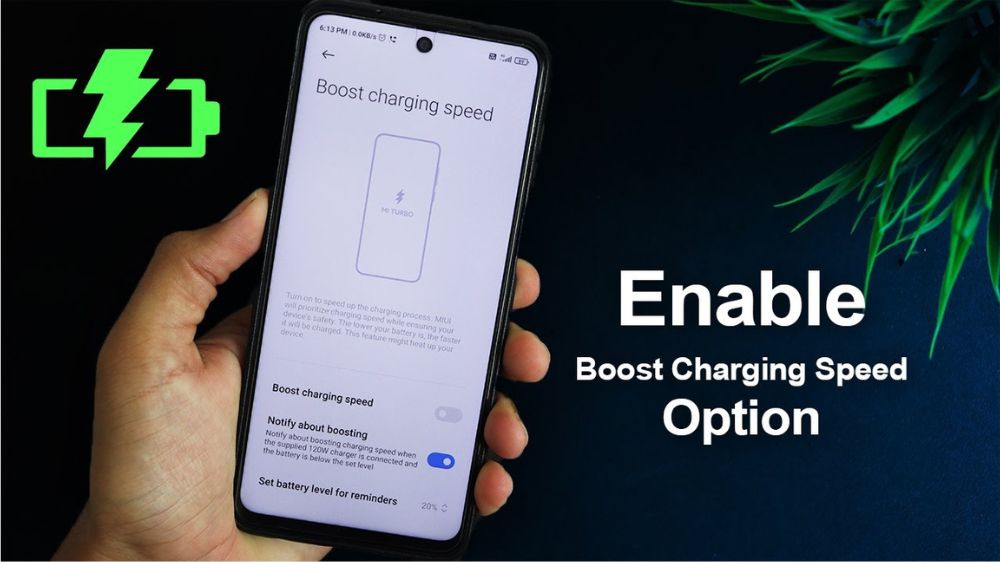 فردی در حال نگه داشتن یک گوشی شیائومی با تنظیمات شارژ boost charging speed فست شارژ روی صفحه آن