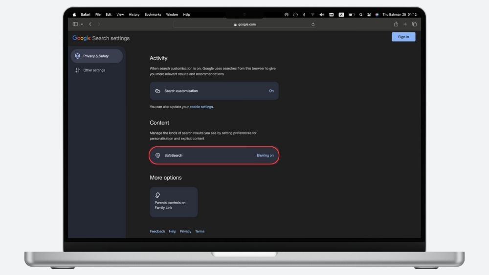 لپ‌تاپ مک‌بوک پرو در حال نمایش گزینه جستجوی ایمن در تنظیمات سرچ گوگل