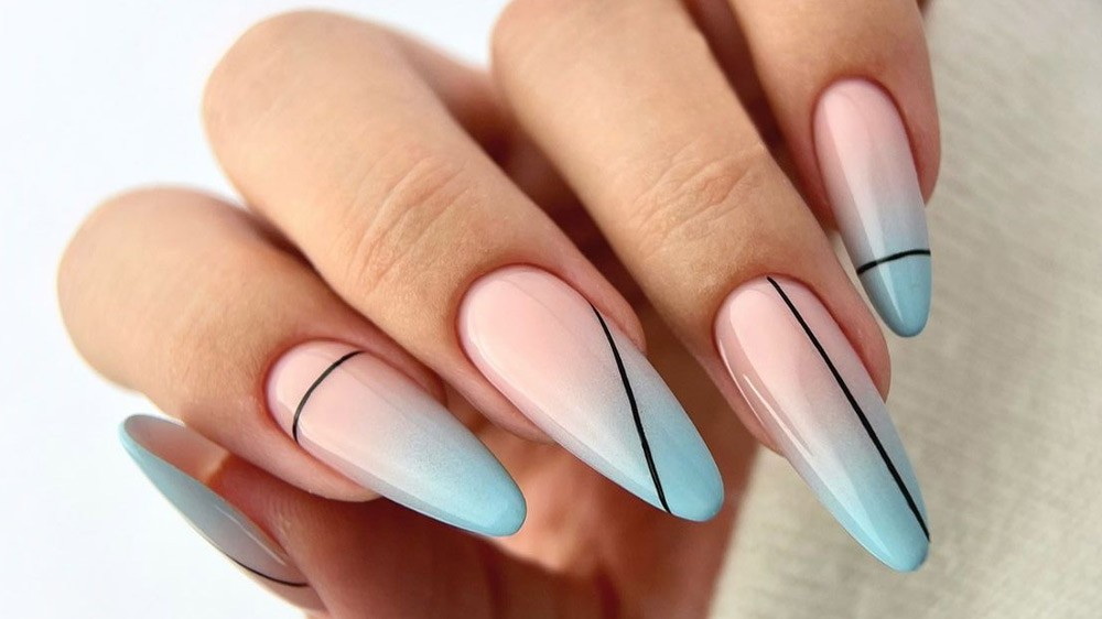 طراحی مینیمال ناخن با لاک آبی آمبره صورتی هلویی