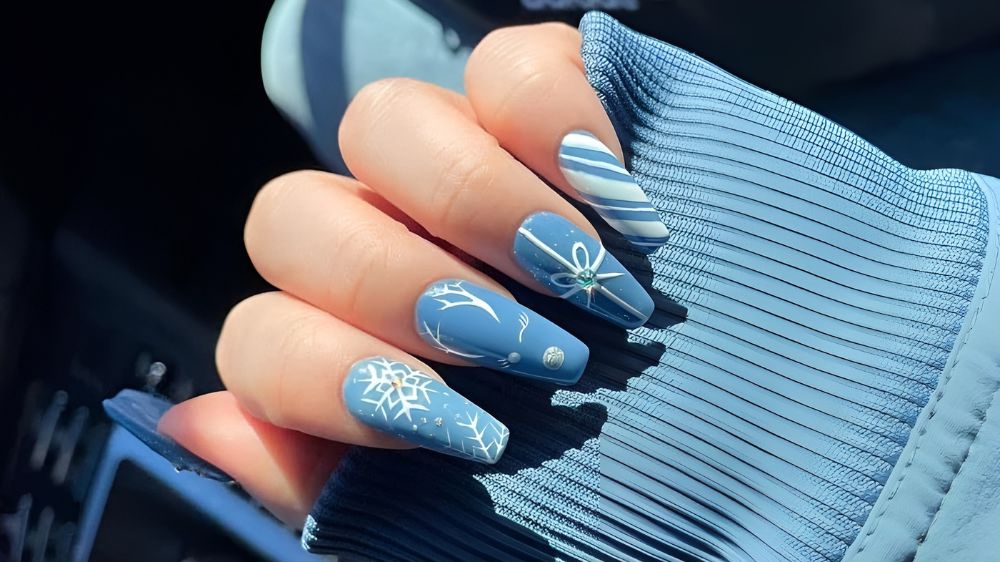طراحی ناخن با رنگ لاک آبی پاستیلی مدل کریسمس