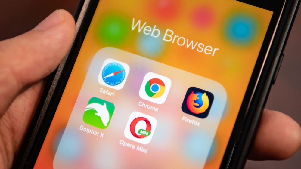 مرورگر سافاری، گوگل گروم، فایرفاکس، دلفین و اوپرا در منو گوشی در دست یک نفر