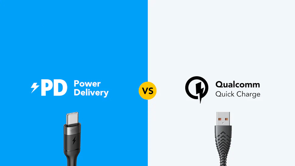 مقایسه فناوری‌های شارژ سریع USB Power Delivery و Qualcomm Quick Charge همراه با تصویر کابل‌های مربوطه و پس‌زمینه دو رنگ آبی و سفید