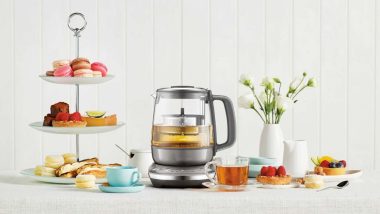 دو فنجان چای که با چای ساز (کتری برقی) آماده سرو با شیرینی شدند