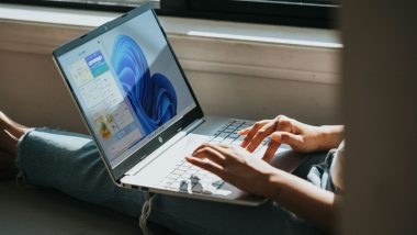 فردی در حال کار با لپ تاپ HP با سیستم عامل ویندوز ۱۱