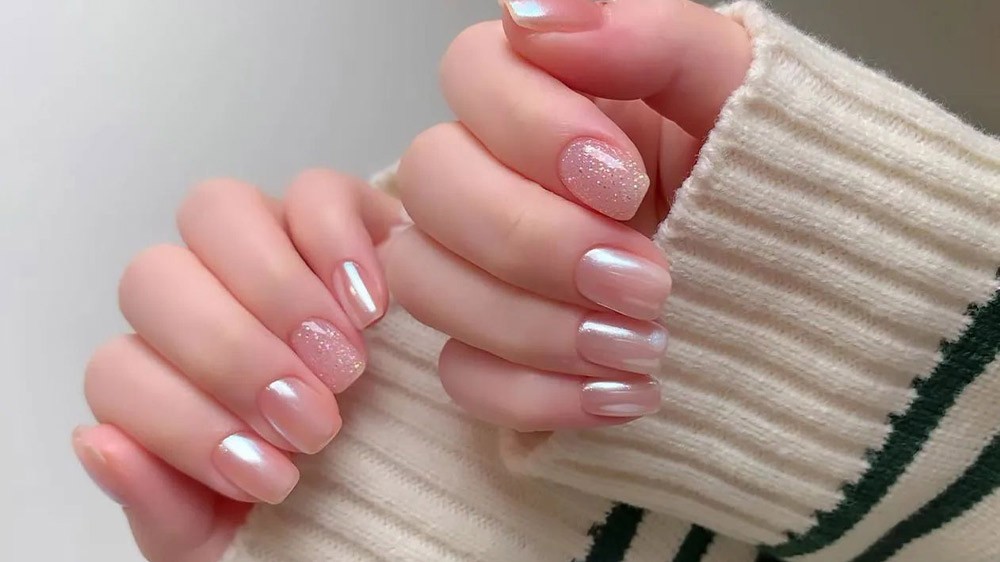 ناخنهای کوتاه با لاک کرم صورتی و تاپ ژل کروم