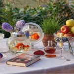 هفت سین نوروز در فضای باز و روی میزی با رومیزی سفید