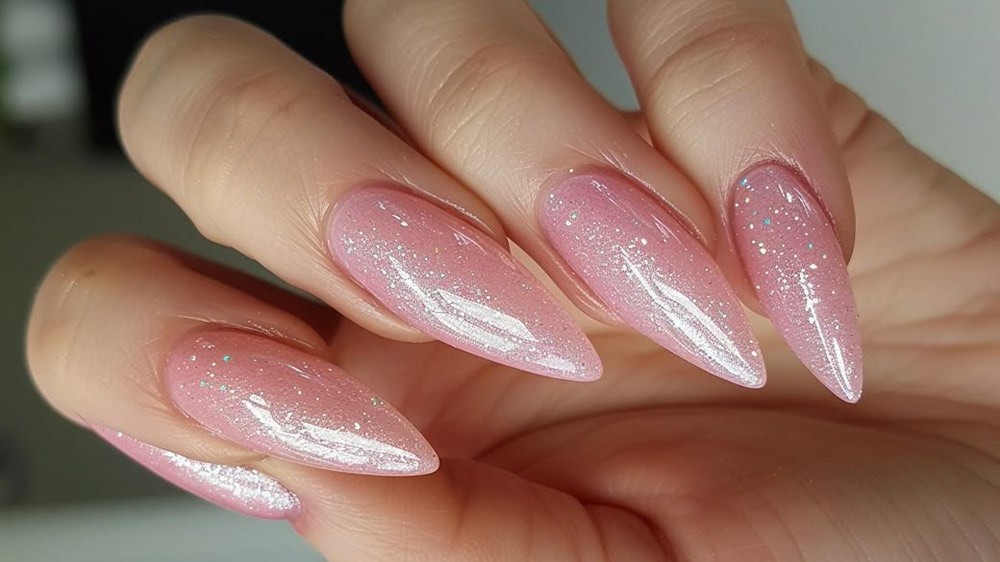 طراحی ناخن تیز با لاک رنگ روشن صورتی ملایم