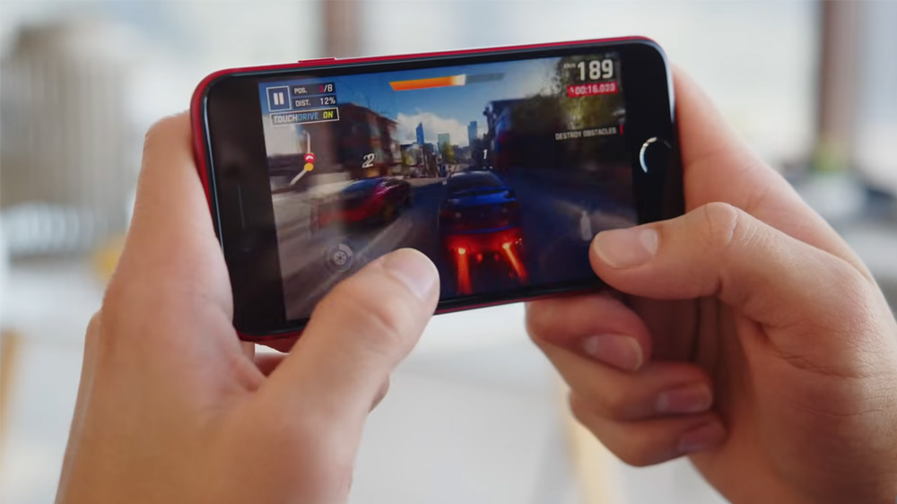 نمایش آیفون SE 2022 در حال بازی Asphalt 8 در دست