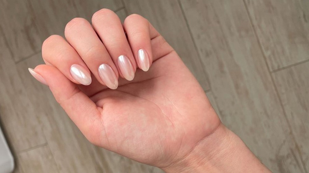 طراحی ناخن دست با لاک صورتی و کروم ژل روشن