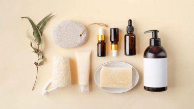 محصولات پوستی مختلف برای روتین پوستی روی پس‌زمینه کرمی