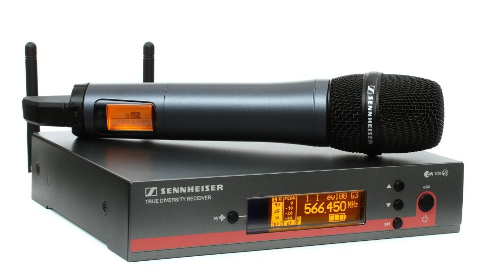 رنگ مشکی میکروفون مدل ew 135-p g3 از برند سنهایزر روی دستگاه گیرنده خود