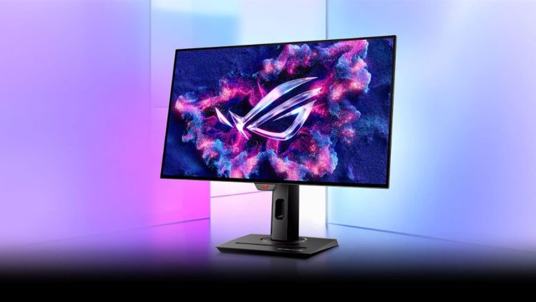 مانیتور گیمینگ با لوگوی ASUS ROG در مرکز صفحه، روی پایه‌ای محکم و در پس‌زمینه‌ای با نورهای بنفش و آبی