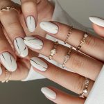 دستانی با مانیکور ناخن سفید و طراحی مینیمال با خطوط طلایی