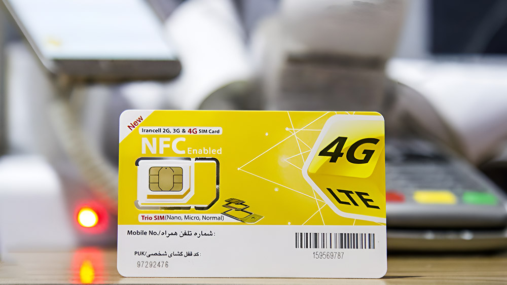 سیم کارت 4G ایرانسل روی پیشخوان داخل مغازه