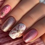 نمای نزدیک از ناخن‌های مانیکور شده به رنگ صورتی