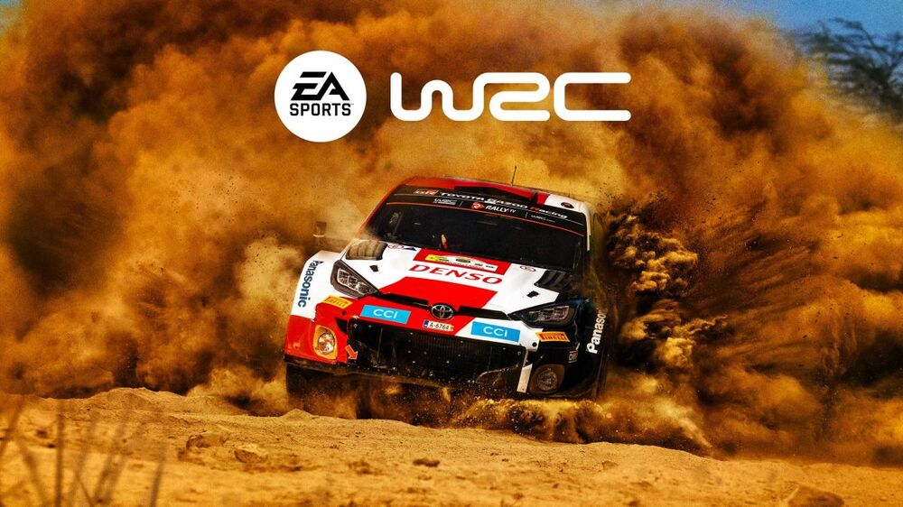 یک ماشین رالی در بازی EA Sports WRC که در پیست گِلی با سرعت زیاد در حال حرکت است
