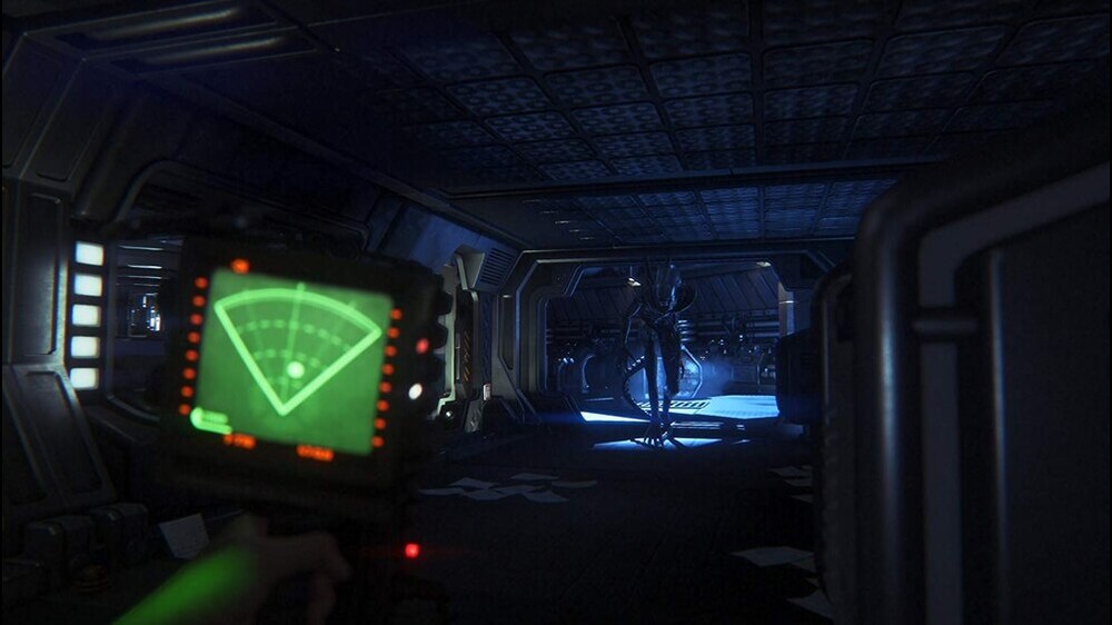 شخصیت اصلی بازی alien isolation که یک رادار کوچک در دست دارد و زنومورف در حال نزدیک شدن به اوست