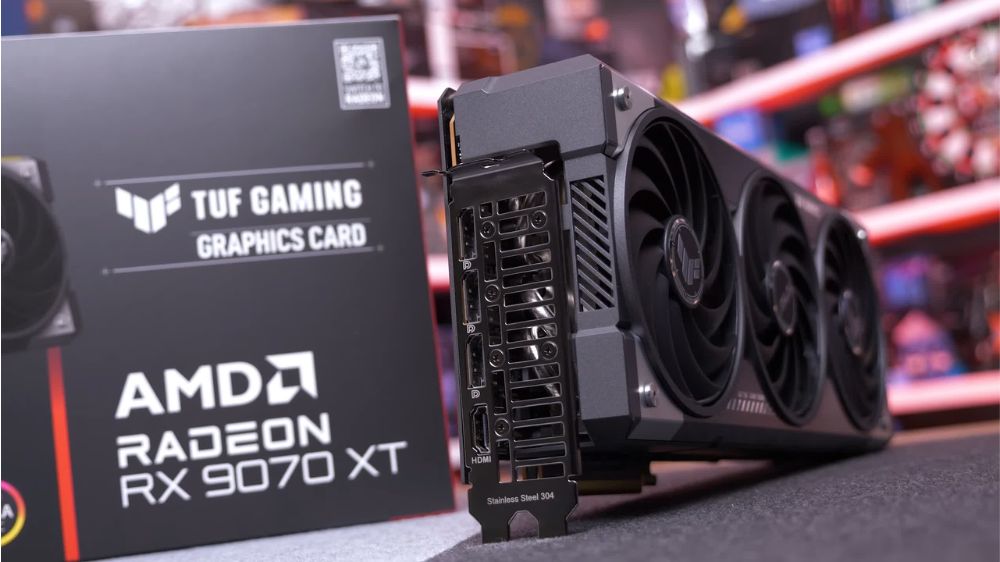کارت گرافیک AMD رادئون تاف گیمینگ RX 9070 XT به همراه جعبه در سمت چپ