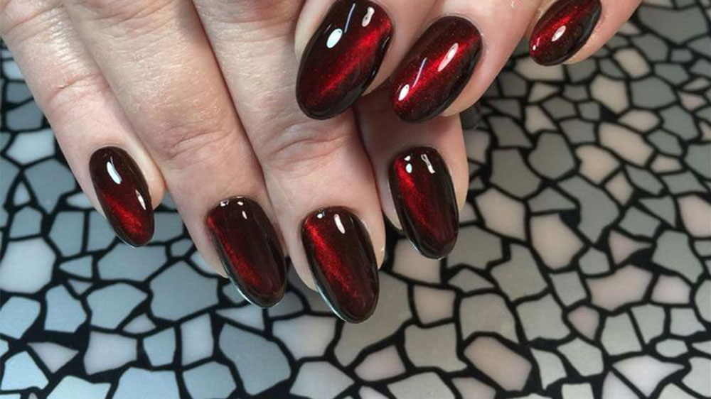 طراحی شیک ناخنهای دست با لاک زرشکی چشم گربه