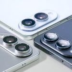 نمای نزدیک از دوربین عقب گوشی‌های گلکسی S25 Edge مشکی، سفید و آبی در کنار هم