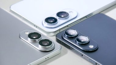 نمای نزدیک از دوربین عقب گوشی‌های گلکسی S25 Edge مشکی، سفید و آبی در کنار هم