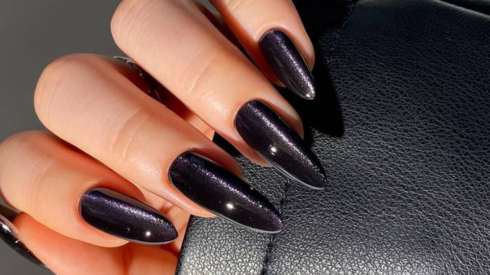 طراحی ناخنهای بلند با لاک ژل مشکی چشم گربهای