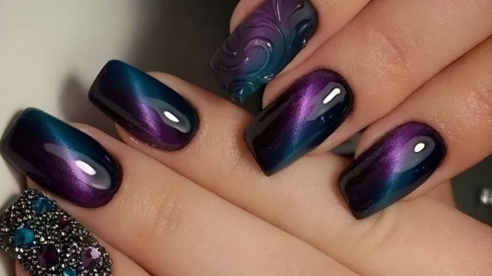 طراحی ناخن با لاک چشم گربه ای بنفش و بنفش متالیک