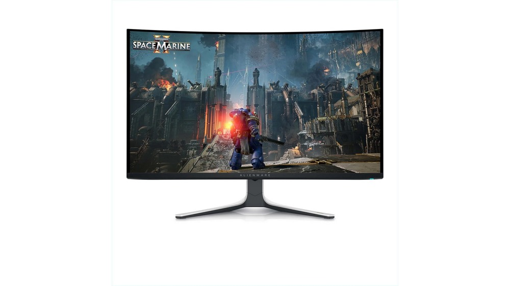 مانیتور Alienware AW3225QF QD-OLED که در پس زمینه سفید رنگ قرار دارد و نمایی از بازی پتک جنگ ۲ ۴۰۰۰۰: تفنگدار فضایی در آن دیده میشود.