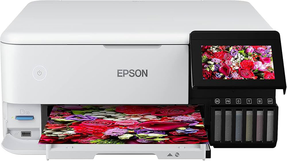 پرینتر چندکاره اپسون مدل EcoTank L8160 به رنگ سفید در حال پرینت تصویری از گلها با یک نمایشگر بزرگ LCD که پیشنمایش تصویر را نشان میدهد