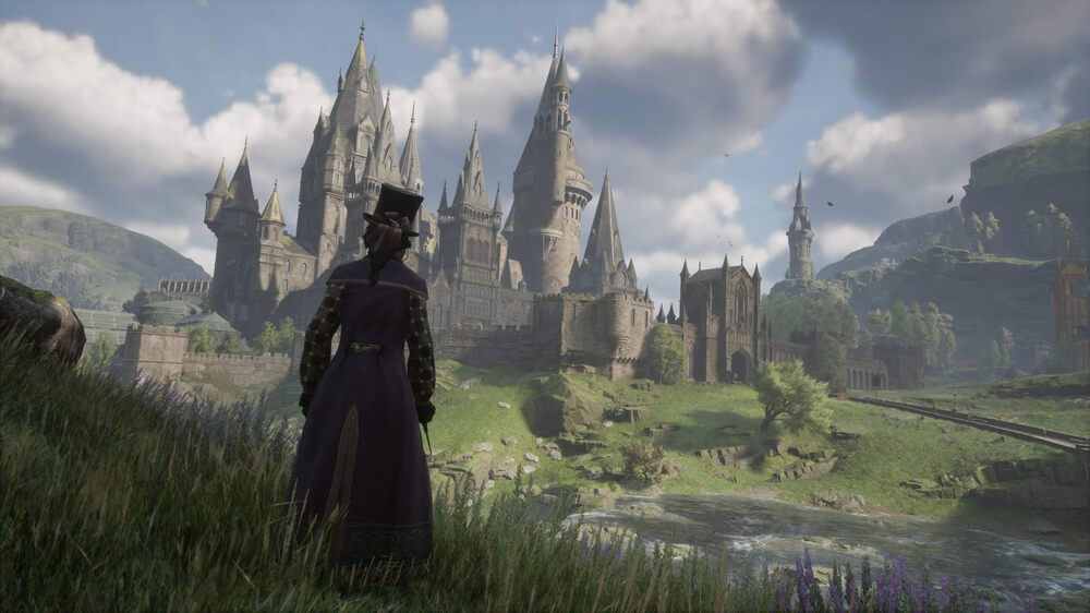 شخصیت اصلی hogwarts legacy در حال نگاه کردن به مدرسه هاگوارتس از فاصلهای دور