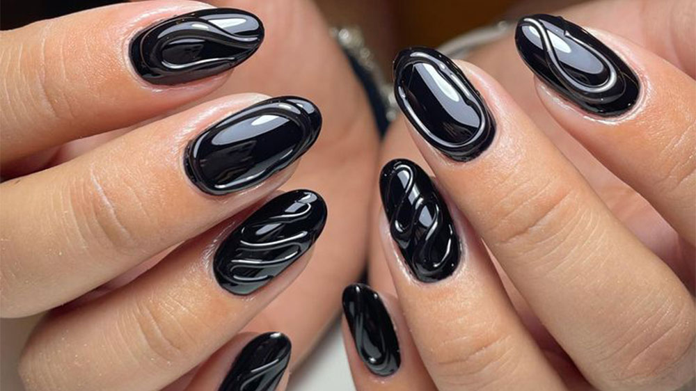 طراحی ناخنهای دست با لاک آيس مشکی