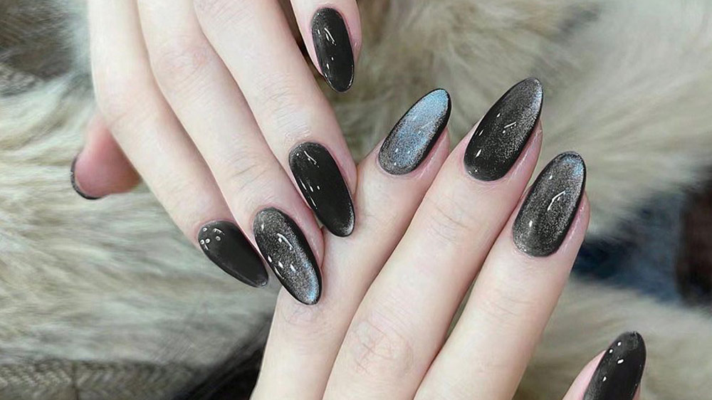 مدل طراحی ناخن با لاک طوسی چشم گربهای