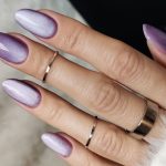 ناخن‌هایی با لاک آیس بنفش