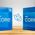 جعبه آبی پردازنده Core i5 اینتل در برابر جعبه آبی پردازنده Core i7 اینتل روی میز چوبی قهوه‌ای با پس‌زمینه سفید رنگ