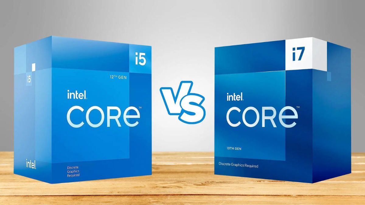 جعبه آبی پردازنده Core i5 اینتل در برابر جعبه آبی پردازنده Core i7 اینتل روی میز چوبی قهوه‌ای با پس‌زمینه سفید رنگ