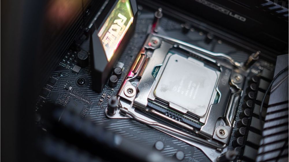 پردازنده اینتل Core i7-11700KF که روی یک مادربرد از برند ROG نصب شده است