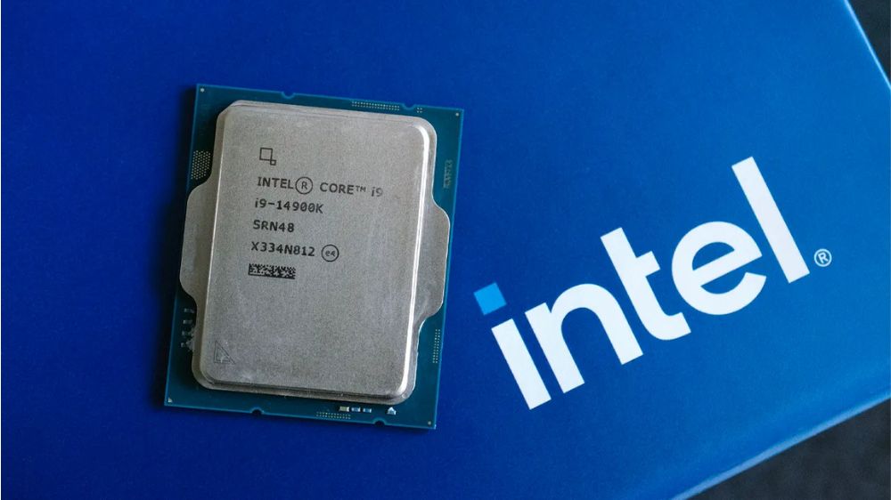 پردازنده اینتل مدل Core i9-14900K روی یک جعبه آبی رنگ که روی آن برند سفید اینتل نقش بسته