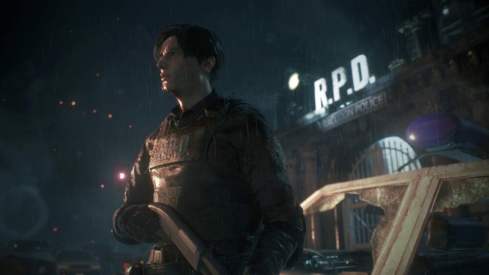 لیان اس کندی از بازی resident evil 2 که رو به روی ساختمان پلیس ایستاده و یک شاتگان در دست دارد