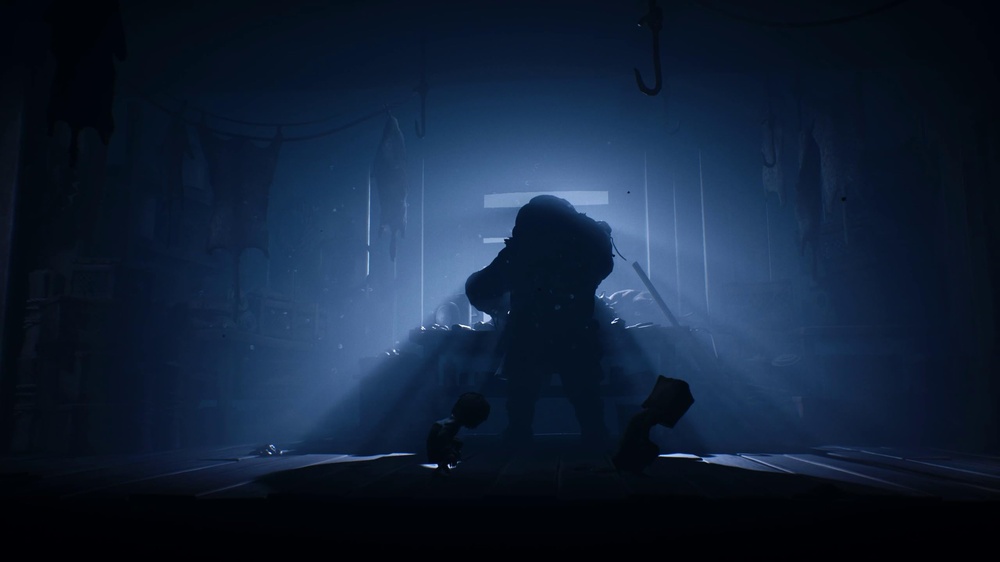 شخصیتهای اصلی بازی little nightmares 2 که مخفیانه در حال عبور از اتاقی آبی و تاریک هستند