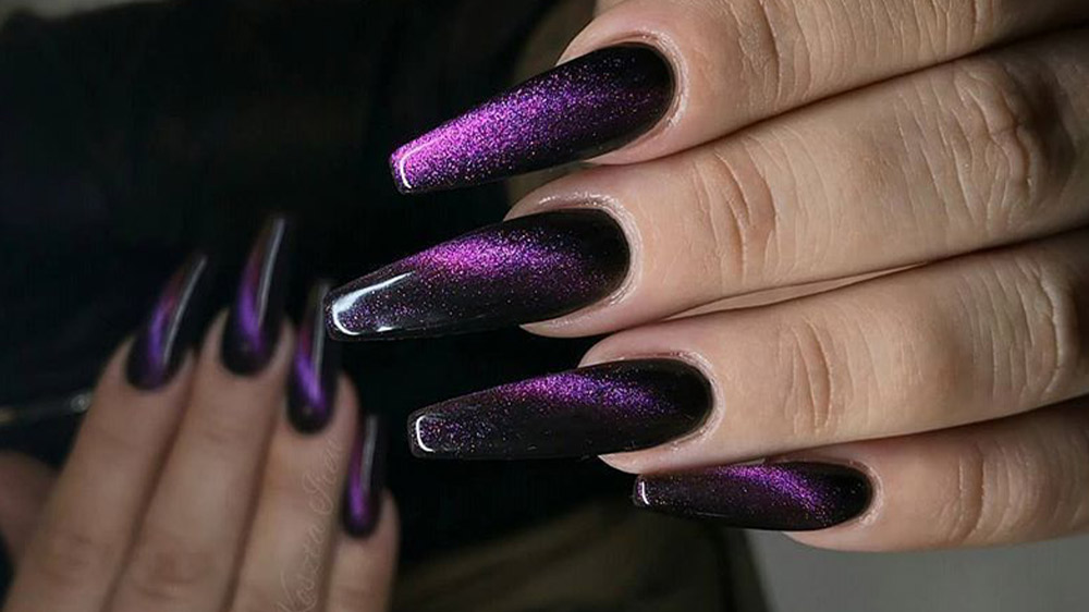 طراحی ناخن دست با لاک کهکشانی بنفش