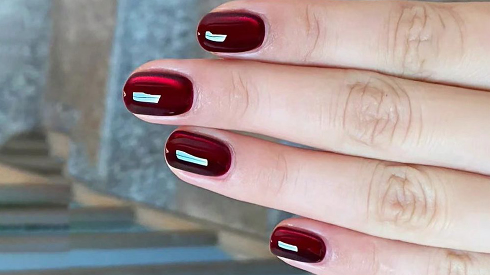 طراحی ناخنهای کوتاه با لاک چشم گربهای زرشکی