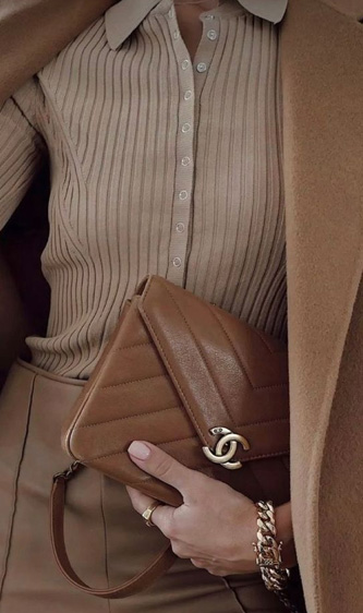 کیف شنل قهوه ای در دست یک خانم