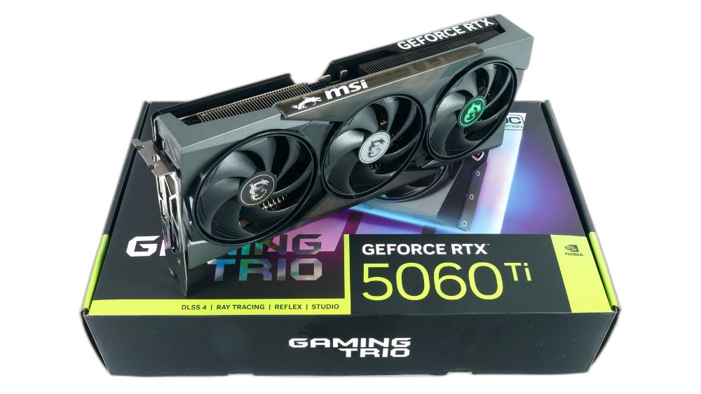 کارت گرافیک اماسآی گیمینگ تریو RTX 5060 Ti که روی جعبه قرار گرفته با پسزمینه سفید رنگ