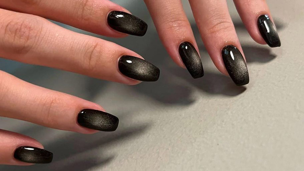 طراحی ناخنهای دست با لاک آیس مشکی