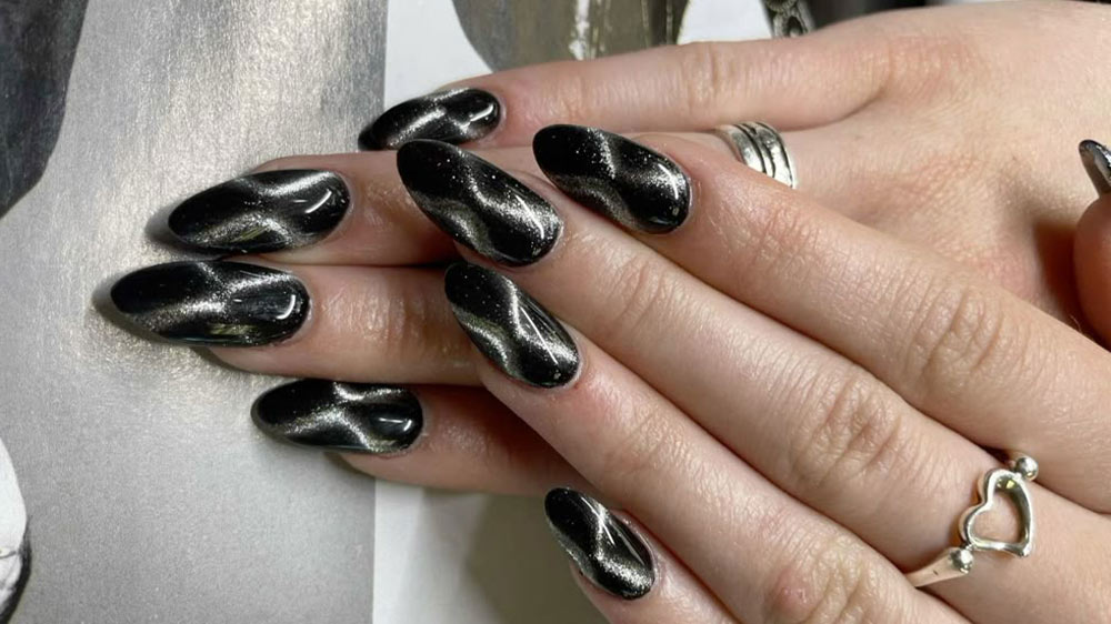 طراحی ناخنهای دست با لاک چشم گربهای خاکستری