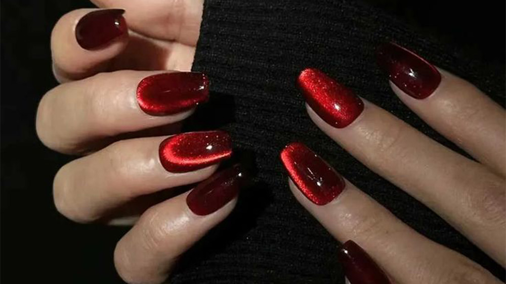 ناخنهای دست با لاک آلبالویی چشم گربه
